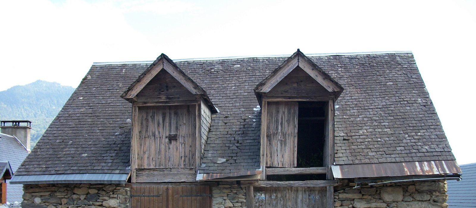 Grange de pierre à toiture d'ardoises et deux lucarnes en bois